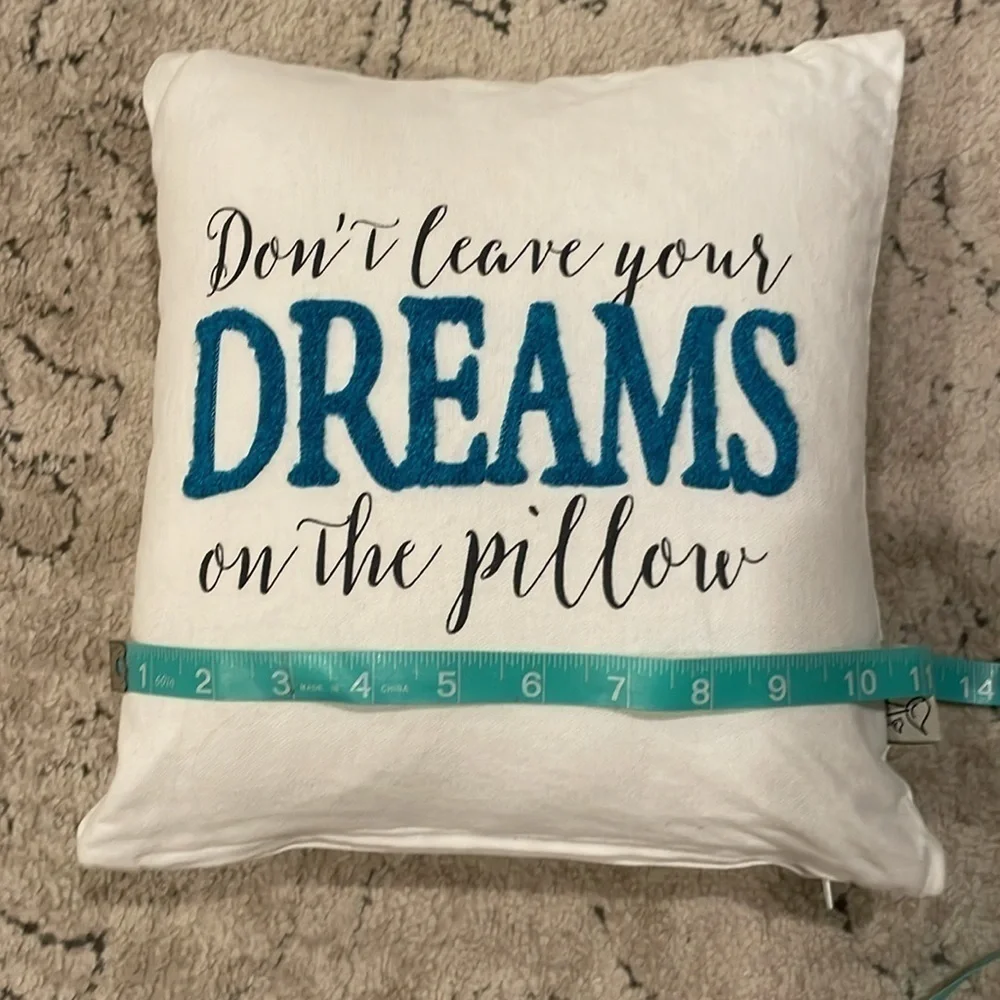 Don’t leave your Dreams, throw pillow🤍